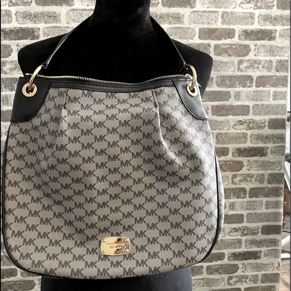 Very gently preloved Authentic Michael Kors shoulder hobo bag.